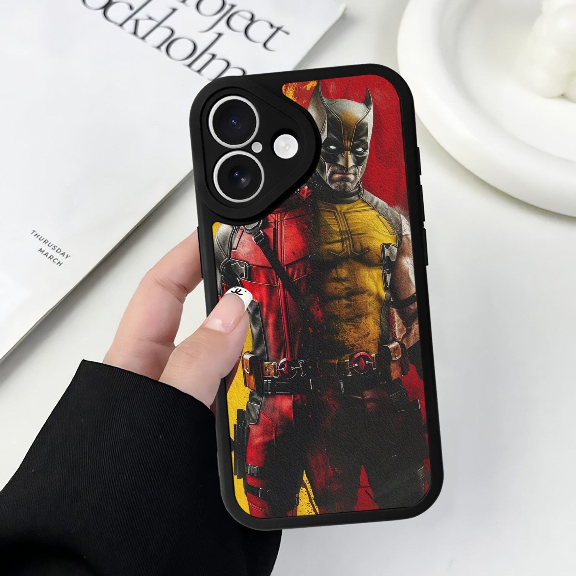 （画像用） Deadpool デッドプール 【iPhone 16シリーズ対応】シリコンスマホケース（レザー調） 材質：シリコン